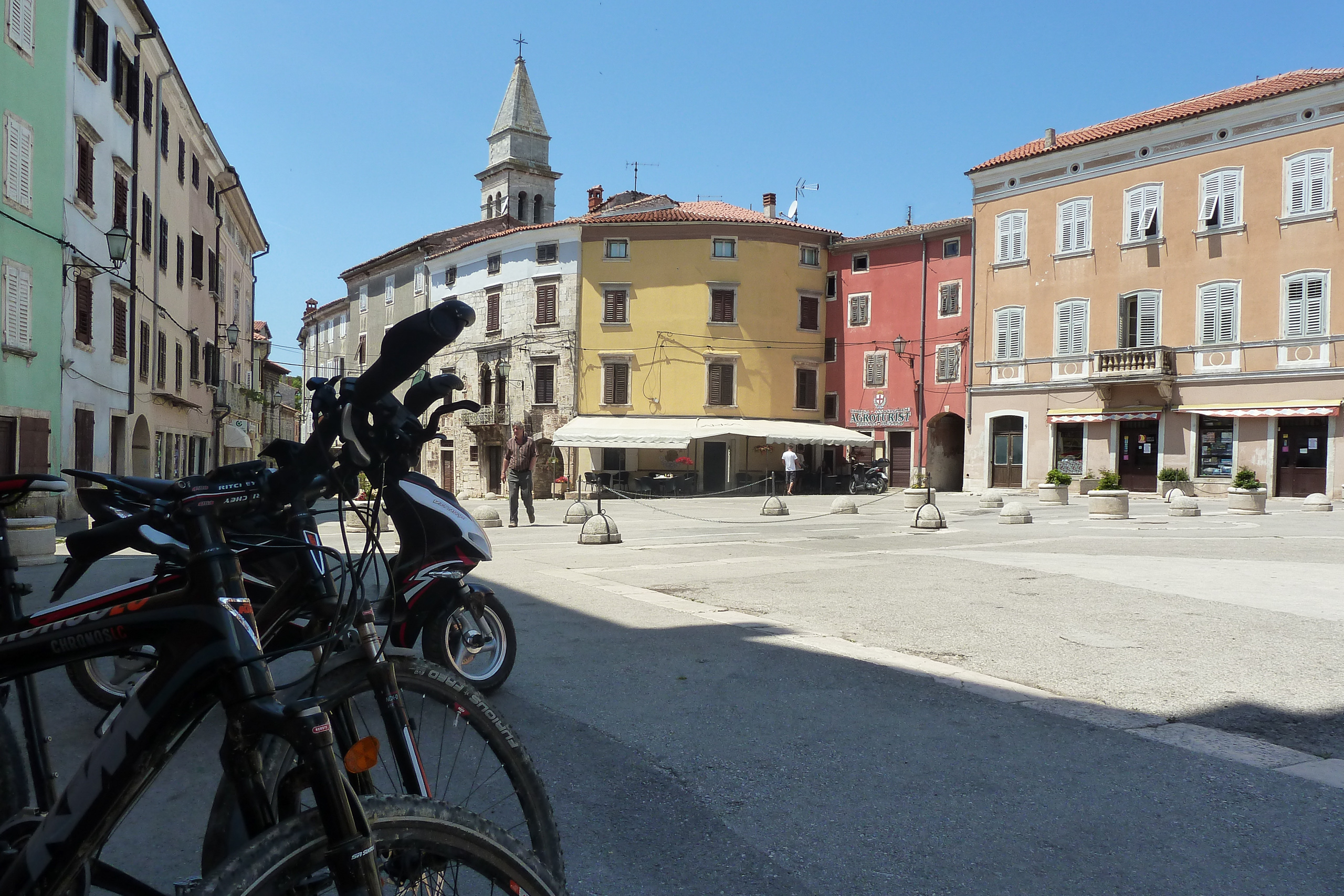 Vodnjan – bunter Hauptplatz mit Fahrrädern und Kirchturm